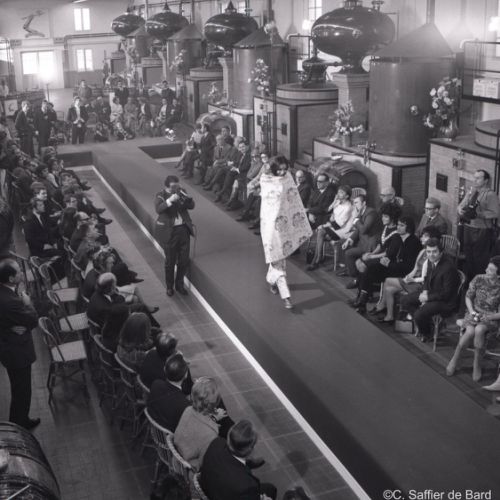 Défilé dans la distillerie Hennesy.