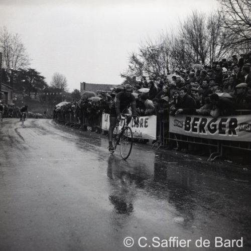 Bruno Karstens vole vers la ligne d'arrivée qu'il franchira en vainqueur.
