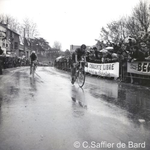 Den Hartog finit deuxième devant Simpson troisième.