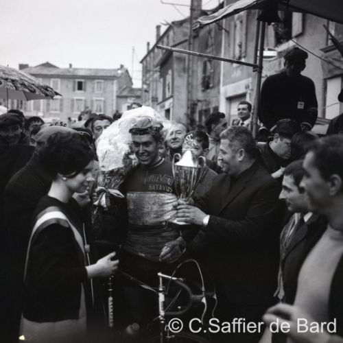 Gerbens Karstens reçoit le bouquet de fleurs du vainqueur.